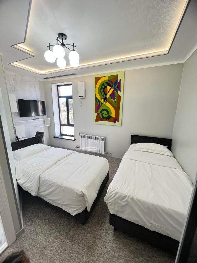 Mongu Hotel Каракол Экстерьер фото
